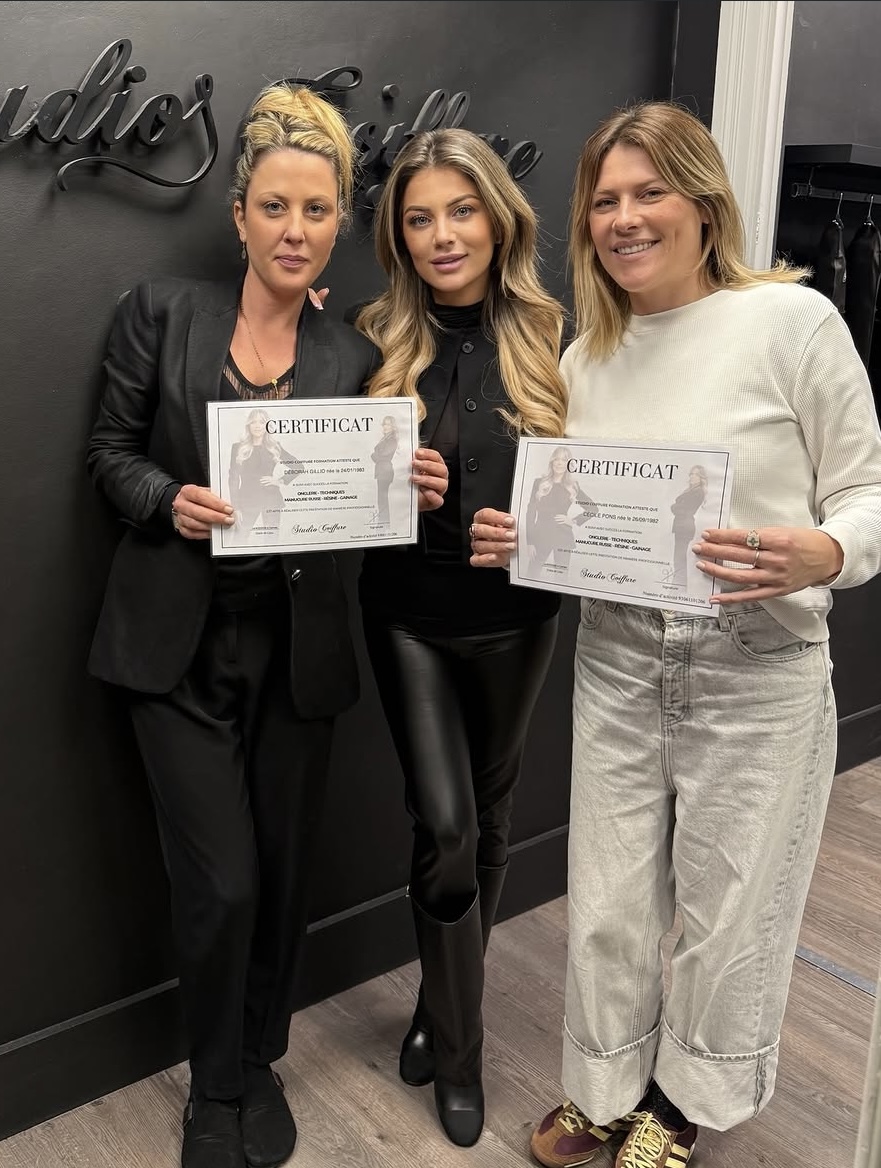 Élèves certifiées au Studio Coiffure Cannes avec Manon