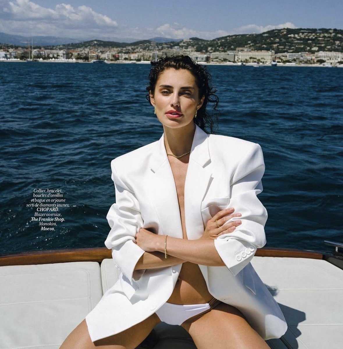 Éditorial Chopard Cannes — wet look brushing, teint glow & manucure nude sur yacht