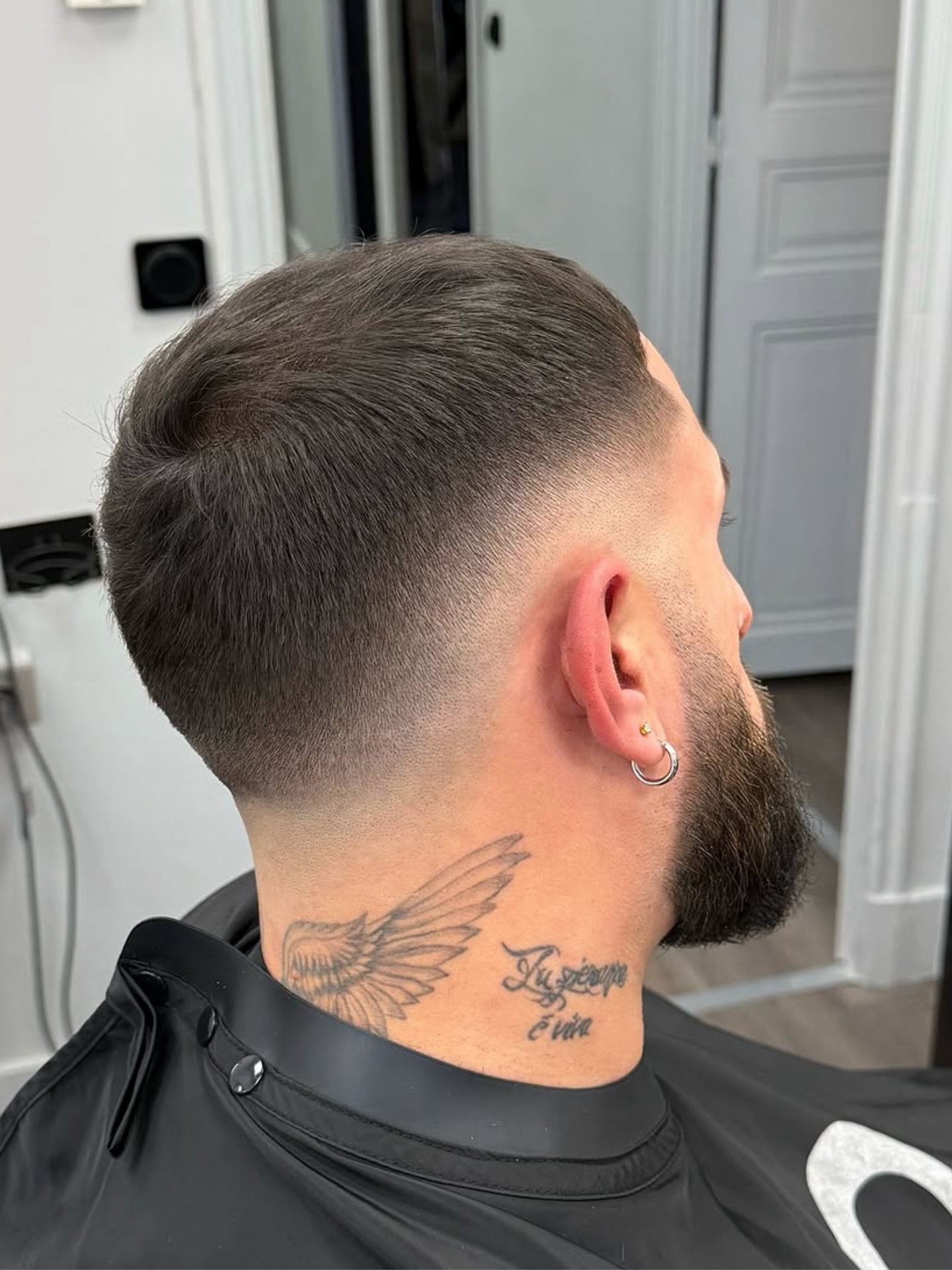 Dégradé bas avec barbe fournie sculptée