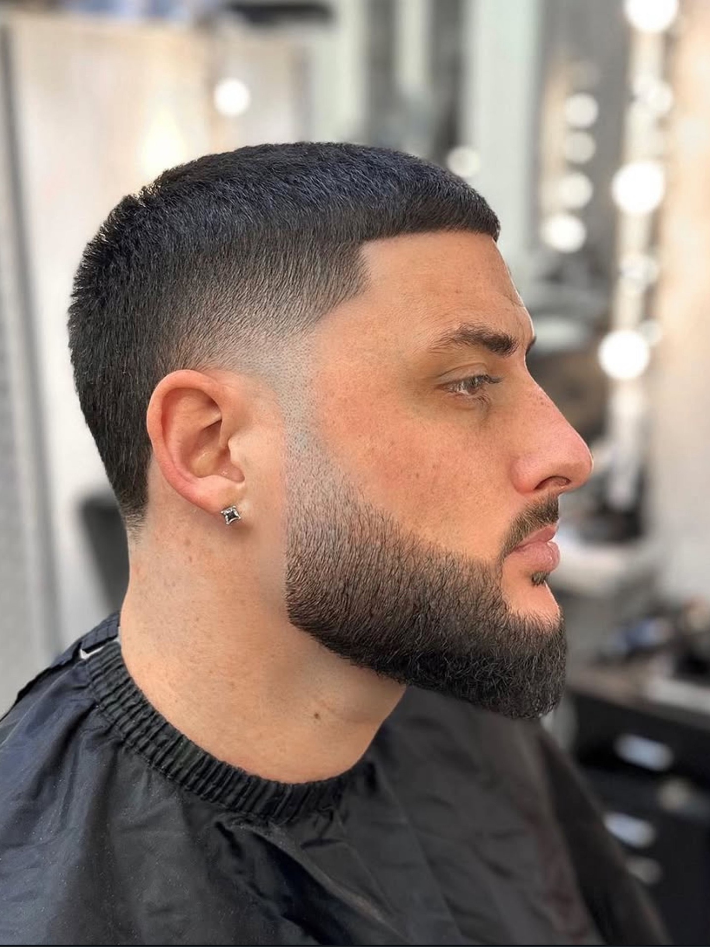 Coupe courte dégradée et barbe taillée nette