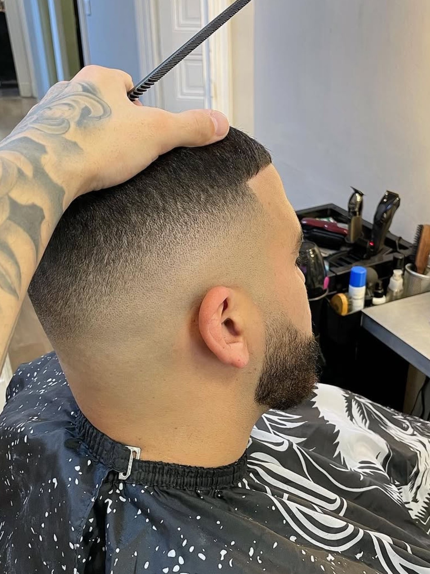 Skin fade haut et barbe sculptée