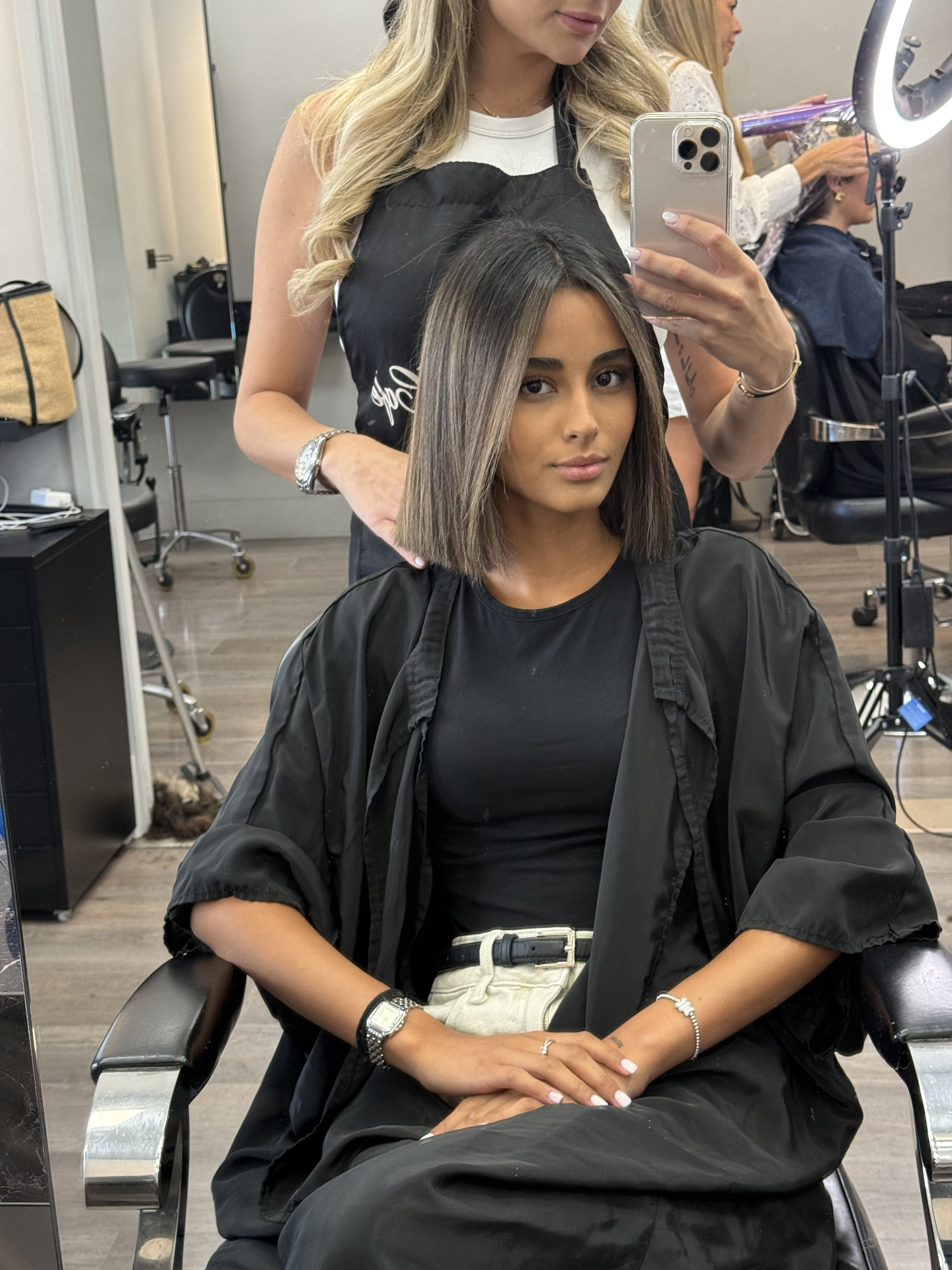Carré plongeant lissé balayage cendré