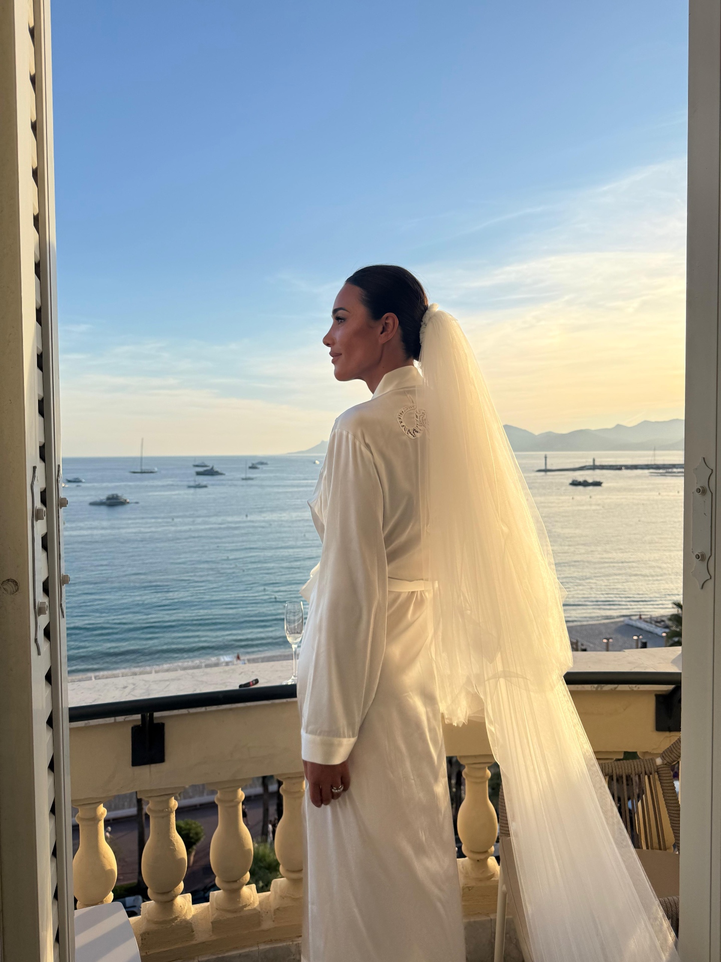 Mariée peignoir & voile — balcon vue mer Cannes au coucher de soleil